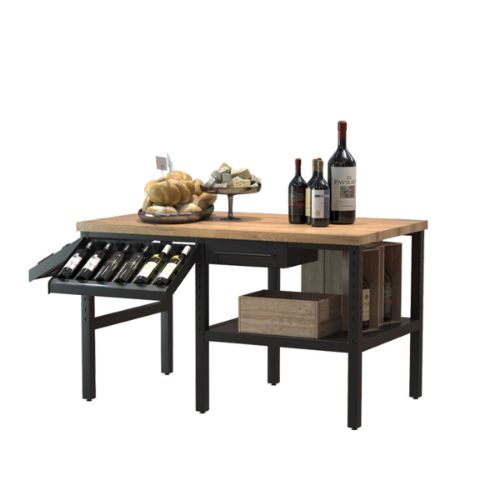et trebord med utstilte bakevarer og vin  for promotering av like vinflasker